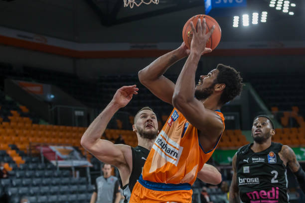 局比以往更 局比以往更